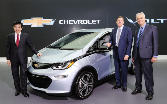 한국GM 쉐보레는 26일 서울 삼성동 코엑스에서 열린 국내 최대 가전쇼 '2016 한국전자전'에 참가해 볼트 EV를 포함한 친환경 제품들을 공개했다. 내년 상반기 국내 출시를 발표한 쉐보레 브랜드의 볼트(Bolt) EV 옆에서 (왼쪽부터)제임스 김 한국GM 사장, 로웰 패독 GM 해외사업부문 제품기획 및 프로그램 부문 부사장, 마틴 머레이 GM 전기차 개발 담당임원이 기념촬영을 하고 있다. <한국GM 제공>